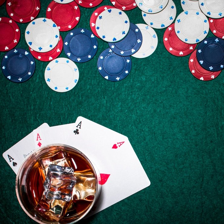 Pengguna membaca ketentuan bonus lewat ponsel